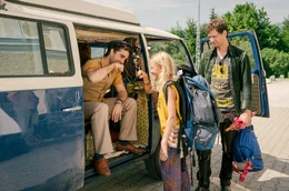 Luise (Mia Lohmann) verabschiedet sich von Freund Mo (Oliver Wnuk). Ihr Vater Jan (Florian Stetter) bringt sie in den Ferienhort.