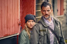 Jan (Torben Liebrecht) und &bdquo;M&uuml;tze&ldquo; (Lara Mandoki) beginnen eine gef&auml;hrliche Recherche.