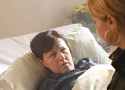 Danni (Annette Frier, r.) ist verzweifelt, denn Svens Mutter (Ingrit Dohse, l.) hat ihr ganz deutlich gemacht, dass sie sich lieber das Leben nehmen w&uuml;rde, als von ihrem Sohn Geld verlangen zu m&uuml;ssen. Schlie&szlig;lich hat Danni den rettenden Einfall ...