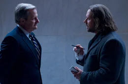 Senator George Fergus (Jeff Daniels, l.) und Cal McAffrey (Russell Crowe)  +++ Die Verwendung des sendungsbezogenen Materials ist nur mit dem Hinweis und Verlinkung auf RTL+ gestattet. +++