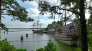 Im Gebiet um Roanoke Island: Nachbauten von Schiffen, ähnlich denen der ersten Siedler der später als "Lost Colony" bekannten Roanoke. Im Gebiet um Roanoke Island: Nachbauten von Schiffen, ähnlich denen der ersten Siedler der später als "Lost Colony" bekannten Roanoke.