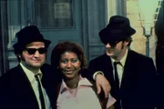 Jake (John Belushi, l.) und sein Bruder Elwood (Dan Aykroyd, r.) besuchen das Waisenhaus, in dem sie aufgewachsen sind. Die Mutter Oberin klagt ihnen ihr Leid, sie m&uuml;sse 5.000 Dollar bezahlen, ansonsten wolle die Kirche das Waisenhaus schlie&szlig;en ...