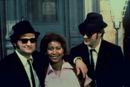 Jake (John Belushi, l.) und sein Bruder Elwood (Dan Aykroyd, r.) besuchen das Waisenhaus, in dem sie aufgewachsen sind. Die Mutter Oberin klagt ihnen ihr Leid, sie m&uuml;sse 5.000 Dollar bezahlen, ansonsten wolle die Kirche das Waisenhaus schlie&szlig;en ...