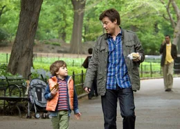 L - R: &Auml;lterer Sebastian (Bryce Robinson), Wally Mars (Jason Bateman)
