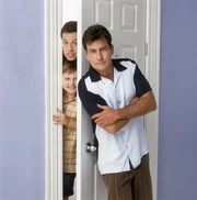 (1. Staffel) - Charlie (Charlie Sheen, r.) ist ein recht wohlhabender Junggeselle mit einem Haus am Strand und einem Jaguar in der Garage. Nachdem sich sein Bruder Alan (Jon Cryer, oben l.) hat scheiden lassen, zieht er mit seinem Sohn Jake (August T. Jones, unten l.) bei Onkel Charlie ein. Das Chaos beginnt ...