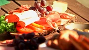 Wo gibt es frischen Zander und guten Käse? Wie entsteht ein Weidenkorb? Und wo schmeckt die Marmelade noch wie bei Großmuttern? Wir besuchen 30 Hofläden in Brandenburg. - Leckere Brotzeit.