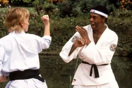 Die sch&ouml;ne Kate (Janet Jones, l.) verbl&uuml;fft Jones (Michael Winslow, r.) mit ihren Karatekenntnissen ...