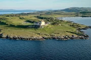 Auf der von Wind und Meer gepeitschten Insel Mull thront die Burg Duart Castle über den schottischen Highlands. Auf der von Wind und Meer gepeitschten Insel Mull thront die Burg Duart Castle über den schottischen Highlands.