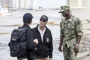 Pride (Scott Bakula, M.) und Lasalle (Lucas Black, l.) hoffen, von Commander Joseph Coleman (David Kency, r.) Hinweise auf ihren aktuellen Fall zu bekommen ...