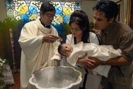 Jos&eacute; (Michael Pena, r.) und Adela (Rosa Salazar, m,)