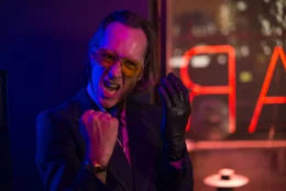 Ein bisschen Knast h&auml;lt Dom Hemingway und seinen Kollegen Dickie (Richard E. Grant) doch nicht auf: Nach zw&ouml;lf Jahren im Gef&auml;ngnis sind die beiden bereit f&uuml;r neue Untaten, schlie&szlig;lich haben sie nie einen Cent der Beute gesehen, f&uuml;r deren Tat Dom sogar hinter Gittern wanderte ...