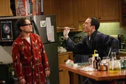 Sheldon (Jim Parsons, r.) ger&auml;t sofort in Panik, hat er doch vor nichts mehr Angst, als vor einer Virusinfektion. Doch alle Vorbereitungen und alles Vorbeugen hilft nichts, Sheldon wird krank. Leonard (Johnny Galecki, l.) sucht das schnellstm&ouml;glich das Weite ...