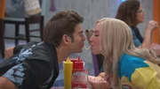 v.li.: Max Thunderman (Jack Griffo), Cherry Seinfeld (Audrey Whitby)
