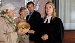 Frau Hartinger- Monika John; Petra Keller- Jasmin Rischar; Frank Keller- Siegfried Terpoorten; Rieke Schmidt- Birge Schade; Spenden wurden gesammelt  Pfarrerin Rieke Schmidt (Birge Schade, re.) k&uuml;mmert sich um alle in ihrer Gemeinde. Hier mit Mitarbeiterin Petra Keller (Jasmin Rischar) und deren Mann Frank (Siegfried Terpoorten) sowie der Rentnerin Frau Hartinger (Monika John, li.).