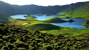 Die Azoren-Insel Corvo ist ein m&auml;chtiger alter Vulkankegel. Kraterseen machen die Caldera fruchtbar, teils sehr sumpfig.