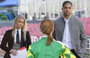 Ein Rennstallbesitzer wurde ermordet. Calleigh (Emily Procter, l.) und Eric (Adam Rodriguez) beginnen mit den Ermittlungen auf der Rennbahn und befragen m&ouml;gliche Zeugen (Darst. vorne unbekannt).