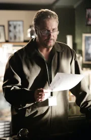 Bei den Ermittlungen im Fall des "Dick & Jane"-Killers will Gil Grissom (William Petersen) Dr. Langston ins Boot holen, der sich bereits mit der Psyche von Haskell beschäftigt hatte.