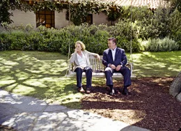Jane (Meryl Streep, l.) l&auml;sst sich auf eine Aff&auml;re mit ihrem Ex-Mann Jake (Alec Baldwin, r.) ein und wirft damit ihr gerade wieder einigerma&szlig;en geordnetes Leben &uuml;ber den Haufen ...