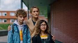 Tina (Marijana Jankovic, M.) mit ihren Kindern Axel (Storm Exner Fjaestad, l.) und Petra (Hannah Glem Zeuthen, r.). Sie hofft, dass Axel in der Halloween-Nacht gut auf seine Schwester achtgibt. Was ihm aber nicht wirklich gelingt &hellip;