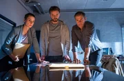 Nina (Julia E. Lenska, l.), Gregor (Jonas Minthe, M.) und Finn (Sven Martinek, r.) gehen gemeinsam die bisherigen Ermittlungsergebnisse durch.