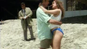 Lt. Columbo (Peter Falk, li.) beobachtet, wie Max Barsini (Patrick Bauchau) sich mit Julie (Isabel Lorca) amüsiert, obwohl er gerade erfahren hat, dass seine Ex-Frau Louise tot am Strand aufgefunden wurde.