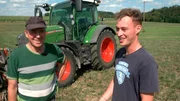 Auf dem Kratzerhof ist heute Erntetag – weil es bald wieder regnen soll, muss es schnell gehen. Gut, dass Landwirt Sepp Sohn Max zur Unterstützung hat.