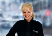 Katja Metz (Anja Nejarri) hat Grund zum Strahlen: Dirk Matthies f&permil;hrt wieder mit ihr auf Streife. Die selbstbewuﬂte Polizistin ist aus &permil;hnlichem Holz geschnitzt wie Dirk, mit dem sie im Streifenwagen ein starkes Team bildet.