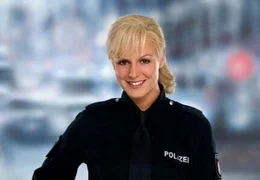Katja Metz (Anja Nejarri) hat Grund zum Strahlen: Dirk Matthies f&permil;hrt wieder mit ihr auf Streife. Die selbstbewuﬂte Polizistin ist aus &permil;hnlichem Holz geschnitzt wie Dirk, mit dem sie im Streifenwagen ein starkes Team bildet.