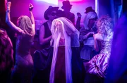 Marie (Svenja Jung, Mitte) tanzt selbstvergessen bei Luis' Agenturparty.