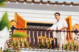 Unter der Sonne der Toskana bleibt keine sch&ouml;ne Frau lang allein. Kein Wunder also, dass auch Frances (Diane Lane) schon bald dem Charme des italienischen Casanovas Marcello (Raoul Bova) erliegt. Bitte beachten Sie, dass diese Bilder nur in Zusammenhang mit dem entsprechenden Filmstart bzw. Video/DVD-Start ver&ouml;ffentlicht werden d&uuml;rfen.&copy;2003 Touchstone Pictures. All Rights Reserved.