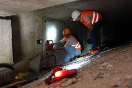Im Inneren der Lueg-Autobahnbr&uuml;cke untersuchen Ingenieure die Betonelemente auf Risse.