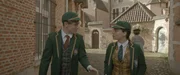 Theo (r. Eloise Little) und Henry (l. Frankie Minchella) müssen zur Schule, bisher kannten sie nur home schooling. Theo (r. Eloise Little) und Henry (l. Frankie Minchella) müssen zur Schule, bisher kannten sie nur home schooling.