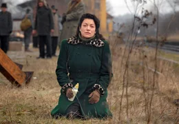 Ursula (Christine Neubauer) ist verzweifelt, denn der Zug, in dem ihr Kind alleine sitzt, ist ohne sie abgefahren.