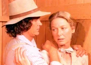 Die Arbeit im Hotel ist schwer, doch Carolina (Karen Grassle, r.) und Charles (Michael Landon, l.) sprechen sich gegenseitig Mut zu.