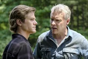 L-R: MacGyver (Lucas Till) und James MacGyver (Tate Donavan)