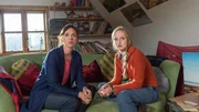 Vanessa Schuhmacher (Annemarie Brüntjen, r.) ist fassungslos, als sie vom Tod ihres Freundes erfährt. Sie kann sich nicht erklären, wer Marcel etwas antun könnte. Allerdings kann sie der Ermittlerin Karoline Joost (Nike Fuhrmann, l.) einen wichtigen Hinweis liefern. Am Abend seines Todes ist Marcel mit einem gewissen Benne Fahner verabredet gewesen.