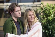 Noch unter Schock, aber glücklich darüber, dass sie die Geiselnahme unbeschadet überstanden haben: Edie (Nicolette Sheridan, r.) und Austin (Josh Henderson, l.).