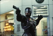 Murphy (Peter Weller)