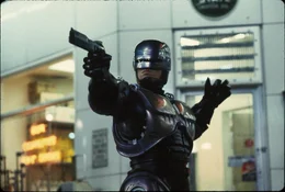 Murphy (Peter Weller)
