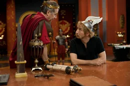 Julius C&auml;sar (Fabrice Luchini, l.); Asterix (Edouard Baer, r.)