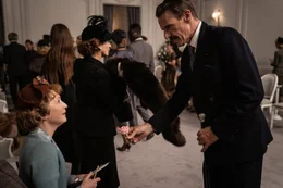 L-R: Ada Harris (Lesley Manville) und Marquis de Chassange (Lambert Wilson)