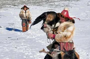 Für die kasachischen Nomaden im mongolischen Altai-Gebirge ist die Adlerjagd Tradition – die Verbindung zwischen Mensch und Adler hat auch eine spirituelle Dimension.