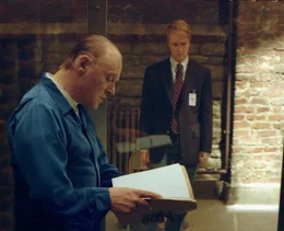 Will Graham (Edward Norton, r.) versorgt Dr. Hannibal Lecter (Anthony Hopkins, l.). mit Einzelheiten zum aktuellen Fall.