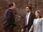 Die FBI-Agenten Fox Mulder (David Duchovny, M.) und Dana Scully (Gillian Anderson, r.) erfahren von Dr. Glass (Malcolm Stewart, l.), dass Billy Miles nicht als Tatverdächtiger in Frage kommt.