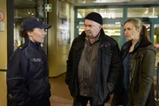 Sandra (Katja Bürkle, l.) wird von den Kommissaren Otto Garber (Florian Martens, M.) und Linett Wachow (Stefanie Stappenbeck, r.) gefragt, worüber sie sich mit Julia gestritten hat.