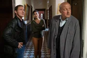 Overbeck (Roland Jankowsky, l.) vermutet, dass Dr. Tessa Tilker (Patricia Meeden, M.) die Blutspur und die nächtlichen Schreie nur erfunden hat, um sich wichtig zu machen. Wilsberg (Leonard Lansink, r.) will herausfinden, was wirklich passiert ist.