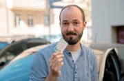 exactly-Reporter Jonas Armbruster zeigt seinen Führerschein