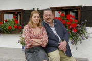 Korbinian Hofer (Joseph Hannesschläger, r.) veruscht heraus zu finden, was seine Schwester Marie (Karin Thaler, l.) über den aktuellen Mordfall weiß?