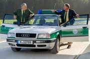 Hubert (Christian Tramitz, r.) und Girwidz (Michael Brandner, l.) fahren mit dem Streifenwagen zum Kieswerk.