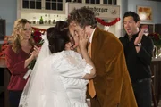 Lena (Juliette Greco) und Marian (Sam Eisenstein) applaudieren begeistert, als Axel (Daniel Aichinger) Spiridulas (Hülya Duyar) Hochzeitkuss über sich ergehen lässt.